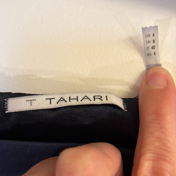 T Tahari Sexy Snake Skin Blue & White pattern sz 4 - Picture 5 of 8